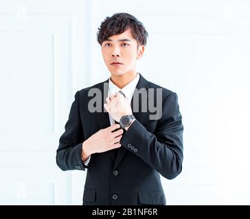 Uomo D'Affari Regola Necktie Suo Vestito Foto Stock