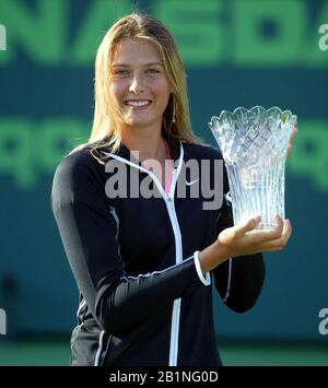 Melbourne, Australia. 23rd Gen 2002. Maria Sharapova Riceve Il Trofeo Per Il Wta Most Imporved Player Del 2003 Durante Il Nasdaq 100 Open A Miami Pic Di Karl Winter International Sports Fotos Ltd Credit: Roger Parker/Alamy Live News Foto Stock
