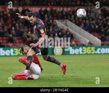 Middlesbrough, INGHILTERRA - FEBBRAIO 26TH Ryan Shotton di Middlesbrough in azione con Jack Harrison di Leeds United durante la partita Sky Bet Championship tra Middlesbrough e Leeds United al Riverside Stadium, Middlesbrough Mercoledì 26th Febbraio 2020. (Credit: Mark Fletcher | MI News) La Fotografia può essere utilizzata solo per scopi editoriali di giornali e/o riviste, licenza richiesta per uso commerciale Credit: Mi News & Sport /Alamy Live News Foto Stock