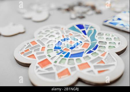 hobby e hobby raccogliendo dipinti e oggetti da mosaici di ceramica colorati in piccoli pezzi Foto Stock