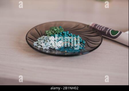 decorazione commestibile su un piatto e vernice in un tubo per decorare biscotti e dolci finiti Foto Stock