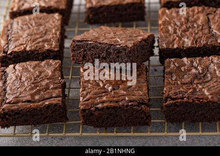 Brownie fudgy fatte in casa su una griglia da forno Foto Stock