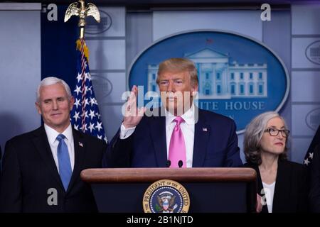 Il presidente degli Stati Uniti Donald J. Trump ha espresso le sue osservazioni durante una conferenza stampa nella Briefing Room di James S. Brady della Casa Bianca a Washington, DC, Stati Uniti, mercoledì 26 febbraio 2020. Trump, cui hanno aderito i membri della Coronavirus Task Force, tra cui Mike Pence, vice presidente degli Stati Uniti, a sinistra, E la Dr. Anne Schuchat, direttore aggiunto principale dei Centri per il controllo E la prevenzione Delle Malattie, a destra, ha cercato di ridurre le preoccupazioni sul Coronavirus dopo che i funzionari della sanità hanno detto ai legislatori che è apparentemente inevitabile che la malattia si diffonderà negli Stati Uniti. Credito: Stef Foto Stock