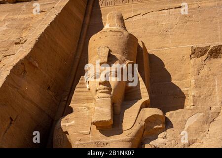 Statua del re Ramses II di fronte al tempio Abi Simbel in Egitto Foto Stock