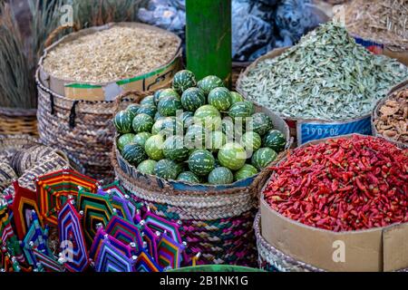 Piccoli cocomeri in vendita presso il mercato locale di Assuan, Egitto Foto Stock