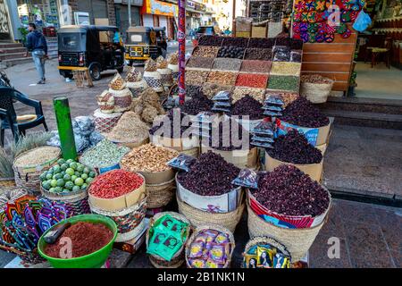 Erbe e spezie essiccate in vendita presso il mercato locale di Assuan, Egitto Foto Stock