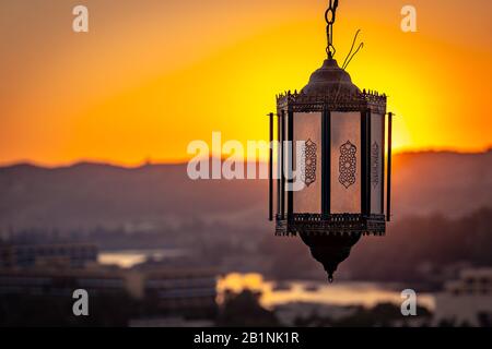 Tradizionale lanterna egiziana in una bella luce del tramonto Foto Stock