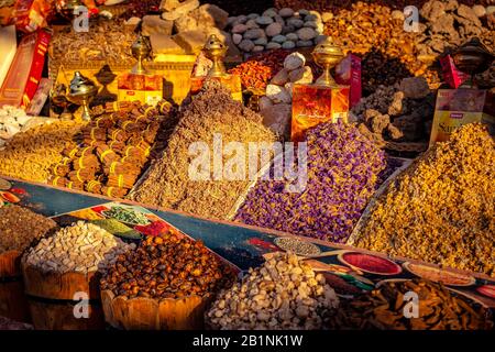 Erbe e spezie essiccate in vendita presso il mercato locale di Assuan, Egitto Foto Stock