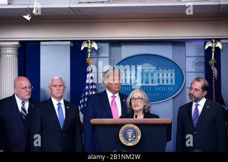 La Dr. Anne Schuchat, Direttore aggiunto principale dei Centri per il controllo e la prevenzione Delle Malattie, esprime le sue osservazioni durante una conferenza stampa nella Briefing Room James S. Brady della Casa Bianca a Washington, DC, Stati Uniti, mercoledì 26 febbraio 2020. Il presidente degli Stati Uniti Donald J. Trump, Unito ai membri della Coronavirus Task Force, ha cercato di ridurre le preoccupazioni sul Coronavirus dopo che i funzionari sanitari hanno detto ai legislatori che è apparentemente inevitabile che la malattia si diffonda negli Stati Uniti. Credito: Stefani Reynolds/CNP | utilizzo in tutto il mondo Foto Stock