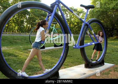 Giovani ragazze in posa con le sculture Big ol' Bikes su Mill Mountain a Roanoke, VA, USA Foto Stock