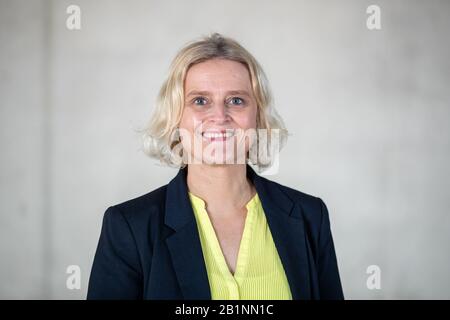 Norimberga, Germania. 17th Feb, 2020. Marion Grether, futuro direttore del Museo Del Futuro di Norimberga, si trova sul sito di costruzione del museo. Il 1° marzo, il 47 anni occupa ufficialmente il suo nuovo posto nel ramo di Norimberga del Deutsches Museum di Monaco. Credito: Daniel Karmann/Dpa/Alamy Live News Foto Stock