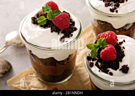 Dessert a strati di cioccolato in un vasetto Foto Stock