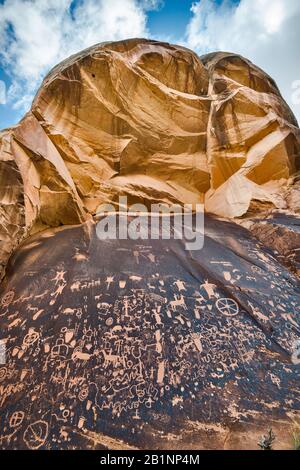 Petroglifi nativi americani al Newspaper Rock state Historic Park, Indian Creek Unit, Bears Ears National Monument, Utah, USA Foto Stock