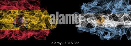 Bandiere di Spagna e Argentina su sfondo nero, Spagna vs Argentina Smoke Flags Foto Stock