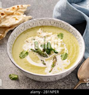 Zuppa di asparagi e piselli con menta Foto Stock