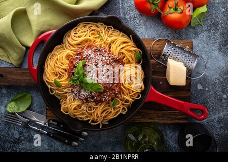Spaghetti alla bolognese in una padella in ghisa Foto Stock