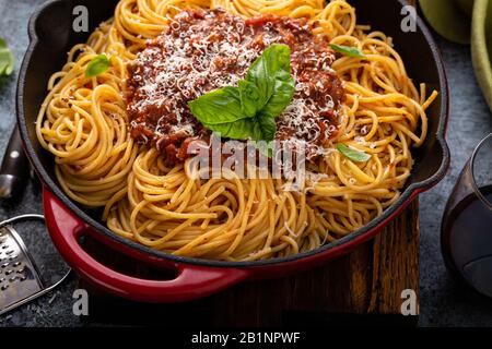 Spaghetti alla bolognese in una padella in ghisa Foto Stock