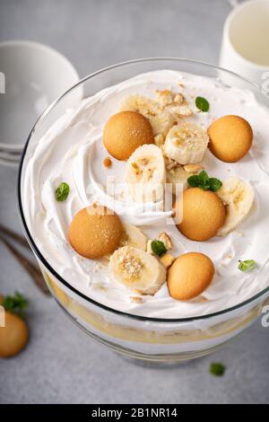 Trifle di pudding della banana in un grande digh Foto Stock