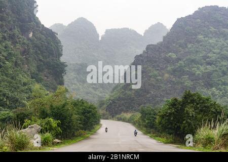 Vietnam Trang An Landscape Complex - Massicci Calcarei (Carsici) Di Trang An Nella Provincia Di Ninh Binh Del Vietnam Del Nord, Asia Sudorientale. Foto Stock