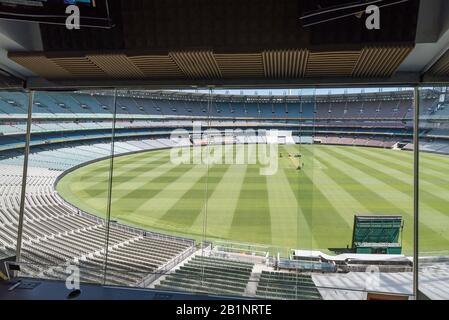 La vista del commentatore dall'interno di uno dei canali televisivi e radiofonici di commento sportivo al Melbourne Cricket Ground (MCG) in Australia Foto Stock