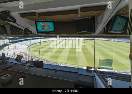 La vista del commentatore dall'interno di uno dei canali televisivi e radiofonici di commento sportivo al Melbourne Cricket Ground (MCG) in Australia Foto Stock