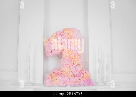 Arredamento primo compleanno. Il numero 1 sotto forma di pinata. Rosso primo  compleanno pinata . Decorazione interna per un bambino bambino compleanno è  1 anno in ultra Foto stock - Alamy