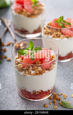 Granola di pompelmo e parfait di yogurt Foto Stock