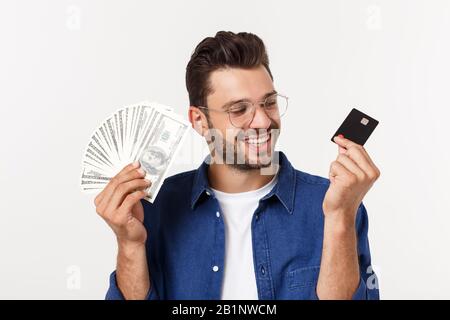 Ritratto di un uomo frinedly bearded che tiene la carta di credito e che mostra i contanti isolati su sfondo bianco Foto Stock