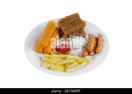 Antipasti caldi crostini di pane di segale, un set di pepite di pollo, salsicce, bastoncini di formaggio in panatura, patatine fritte, salsa maionese, catrame, ketchup Foto Stock