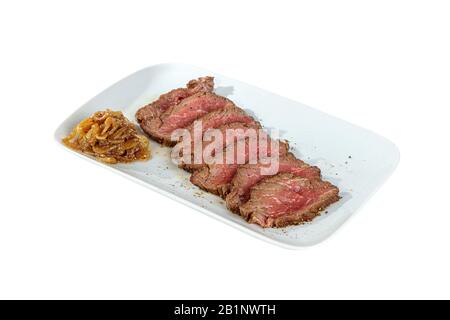 Antipasto freddo prima dell'alcol, cibo, arrosto di manzo marinato, fritto, manzo, con cipolle decapate, fette, 7 pezzi su piastra quadrata, backgrou isolato bianco Foto Stock