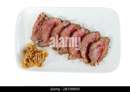 Antipasto freddo prima dell'alcol, arrosto di manzo marinato, fritto, manzo, con cipolle decapate, fette, 7 pezzi su piatto quadrato, backgroun isolato bianco Foto Stock