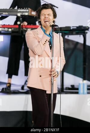 New York City, Stati Uniti. 26th Feb, 2020. Manhattan, NEW YORK CITY, NEW YORK, USA - 26 FEBBRAIO: Harry Styles Si Esibisce Nel "Today" Show della NBC tenutosi al Rockefeller Plaza il 26 febbraio 2020 a Manhattan, New York City, New York, Stati Uniti. ( Credit: Agenzia Stampa Immagine/Alamy Live News Foto Stock