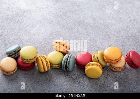 Varietà di macaron colorati sul tavolo Foto Stock