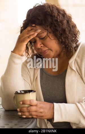 African American medioevo donna che guarda triste. Foto Stock