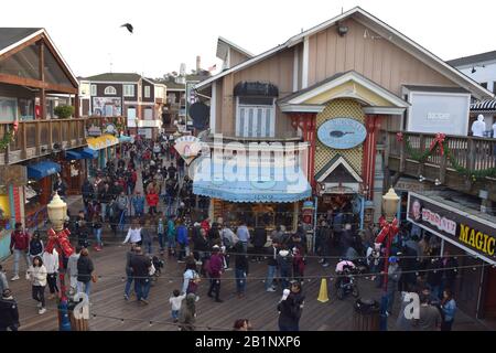 Pier 39, un popolare centro commerciale e attrazione turistica a San Francisco, animato da turisti. Foto Stock