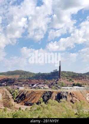 Mount Morgan Mine era una miniera di rame, oro e argento nel Queensland, Australia. L'estrazione mineraria iniziò a Mount Morgan nel 1882 e continuò fino al 1981 Foto Stock