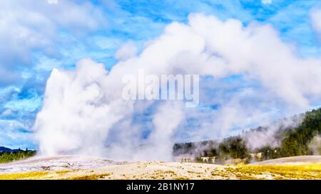 La fase iniziale di Un'Eruzione del famoso Geyser Vecchio Fedele un Geyser cono nel Bacino del Geyser superiore lungo il Continental Divide Trail a Yello Foto Stock