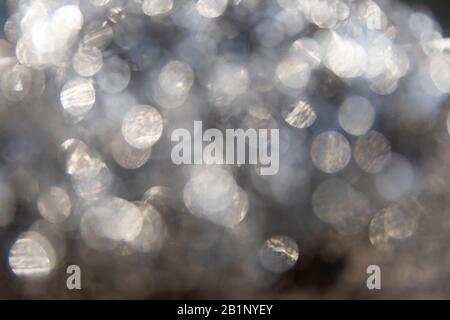 Grigio Abstract bokeh effetto chiaro su sfondo scuro. Foto Stock