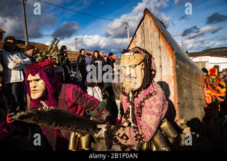 Braganca, Portogallo. 26th Feb, 2020. 'Mascaro' durante il carnevale del villaggio portoghese di Vila Boa de Ousilhao, nel comune di Branganca, gli abitanti del villaggio si coprono con maschere in legno e sonagli sulle loro spalle. I 'mascaros' o 'Careti' camminano per le strade del villaggio e fanno le loro acrobazie. Il giorno termina con la Shrovetide bruciante. Credit: Sopa Images Limited/Alamy Live News Foto Stock