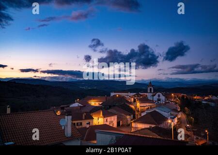 Braganca, Portogallo. 26th Feb, 2020. Il villaggio portoghese di Vila Boa de Ousilhao, nel comune di Branganca, gli abitanti del villaggio si coprono con maschere di legno e sonagli sulle loro spalle. I 'mascaros' o 'Careti' camminano per le strade del villaggio e fanno le loro acrobazie. Il giorno termina con la Shrovetide bruciante. Credit: Sopa Images Limited/Alamy Live News Foto Stock