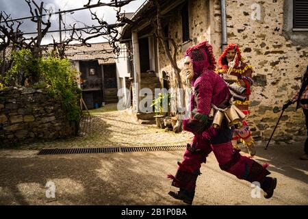 Braganca, Portogallo. 26th Feb, 2020. 'Mascaro' durante il carnevale del villaggio portoghese di Vila Boa de Ousilhao, nel comune di Branganca, gli abitanti del villaggio si coprono con maschere in legno e sonagli sulle loro spalle. I 'mascaros' o 'Careti' camminano per le strade del villaggio e fanno le loro acrobazie. Il giorno termina con la Shrovetide bruciante. Credit: Sopa Images Limited/Alamy Live News Foto Stock