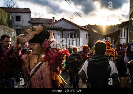 Braganca, Portogallo. 26th Feb, 2020. Un 'Mascaro' durante il carnevale del villaggio portoghese di Vila Boa de Ousilhao, nel comune di Branganca, gli abitanti del villaggio si coprono con maschere di legno e sonagli sulle loro spalle. I 'mascaros' o 'Careti' camminano per le strade del villaggio e fanno le loro acrobazie. Il giorno termina con la Shrovetide bruciante. Credit: Sopa Images Limited/Alamy Live News Foto Stock