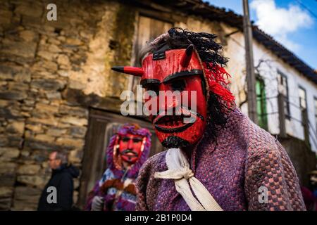 Braganca, Portogallo. 26th Feb, 2020. Un 'Mascaro' durante il carnevale del villaggio portoghese di Vila Boa de Ousilhao, nel comune di Branganca, gli abitanti del villaggio si coprono con maschere di legno e sonagli sulle loro spalle. I 'mascaros' o 'Careti' camminano per le strade del villaggio e fanno le loro acrobazie. Il giorno termina con la Shrovetide bruciante. Credit: Sopa Images Limited/Alamy Live News Foto Stock