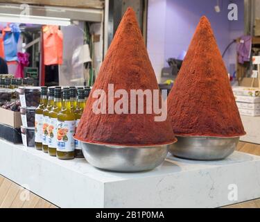 Tumuli di paprika nel mercato del Carmelo (Shuk Hacarmel), il più grande mercato di Tel Aviv, Israele Foto Stock