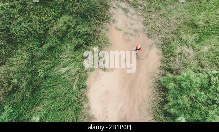 Vista dall'alto uomo che controlla con il drone sul campo Foto Stock