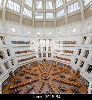 Guardando verso il basso dal 6th (piano superiore) ai lunghi banchi radianti nella Sala Lettura la Trobe della Biblioteca Statale di Victoria a Melbourne, Aust Foto Stock