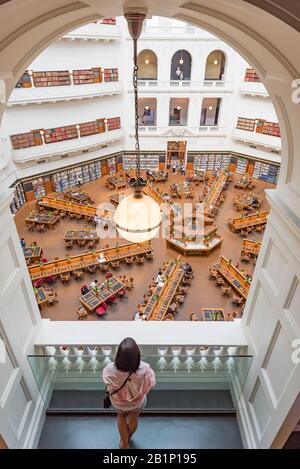 Guardando verso il basso dal 6th (piano superiore) ai lunghi banchi radianti nella Sala Lettura la Trobe della Biblioteca Statale di Victoria a Melbourne, Aust Foto Stock