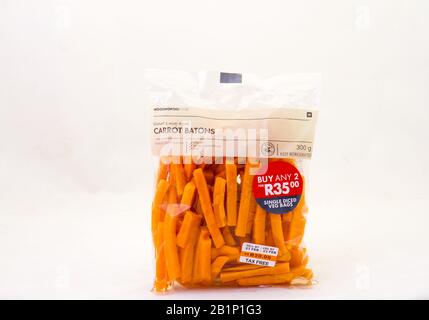 Alberton, Sudafrica - un pacchetto di batoni di carote di Woolworths dell'alimento isolato su un'immagine chiara di fondo con lo spazio della copia Foto Stock