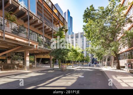 Il 2017 Garden Building (Bldg 6) fronteggia un ex edificio dei lavori pubblici del 1959 in Bowen Street, ora parte della RMIT University di Melbourne, Australia Foto Stock