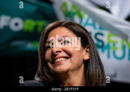 Parigi. 26th Feb, 2020. Il sindaco di Parigi e il partito socialista candidato alla rielezione Anne Hidalgo si è pronunciato durante un incontro di campagna presso la sede dell'Elysee Montmartre a Parigi, Francia, il 26 febbraio 2020, in vista delle prossime elezioni maorali di Parigi 2020. Credito: Aurelien Morissard/Xinhua/Alamy Live News Foto Stock